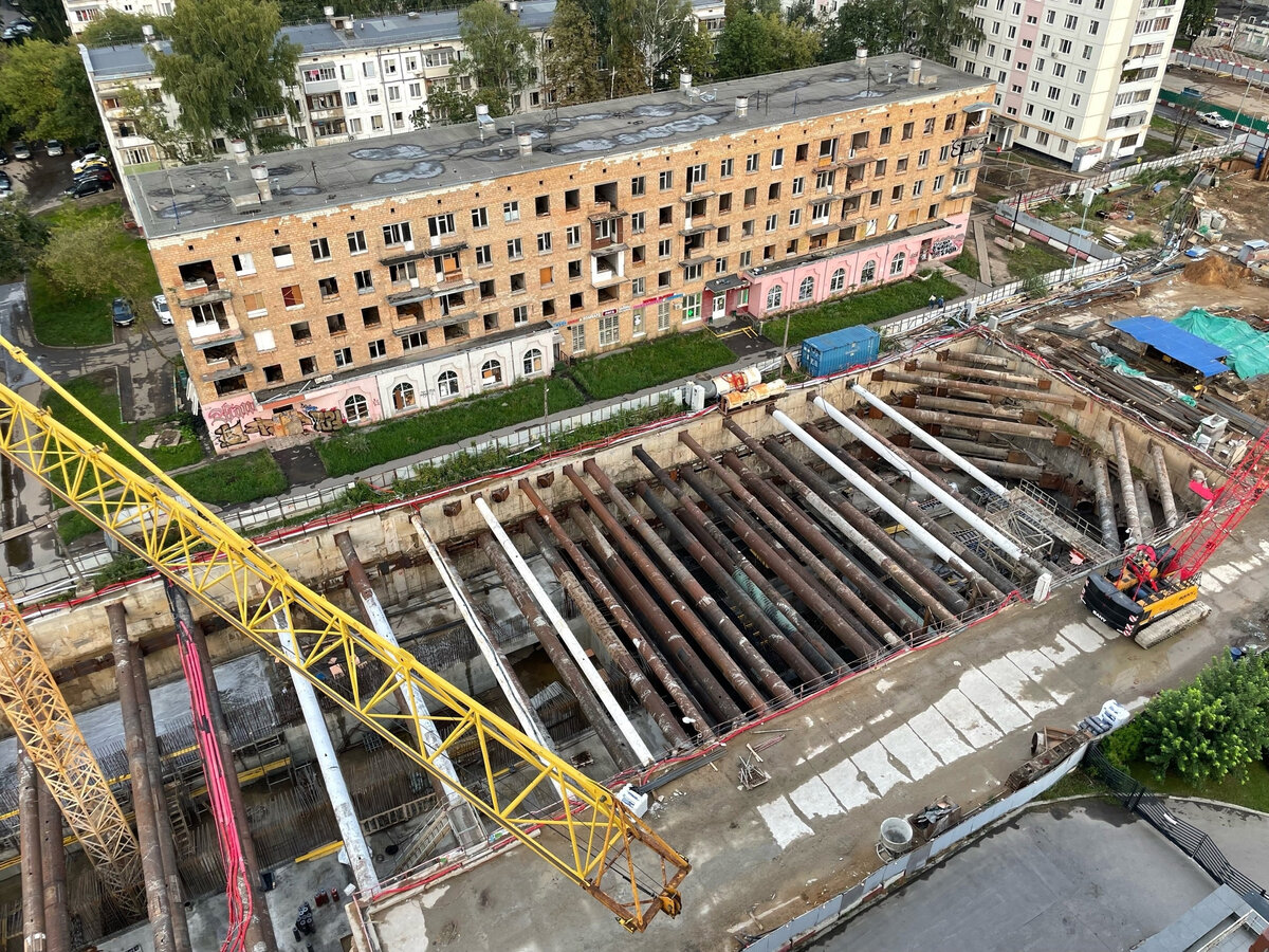 📷 2: Продолжается возведение основных монолитных конструкций двух уровней над станцией - технических помещений. Щитовая проходка тоннелей сторону «Бульвара Карбышева» не началась.