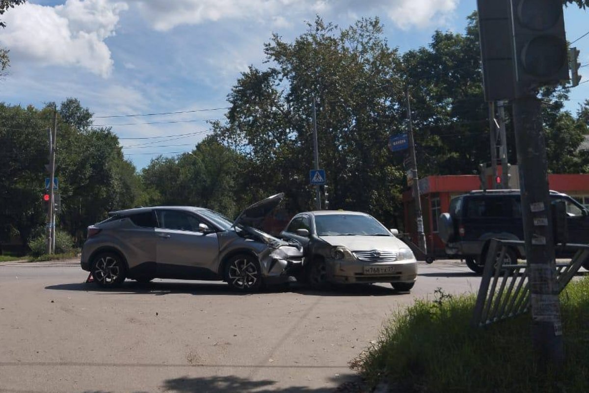    В Хабаровске 9-летний ребёнок пострадал в ДТП с двумя Toyota