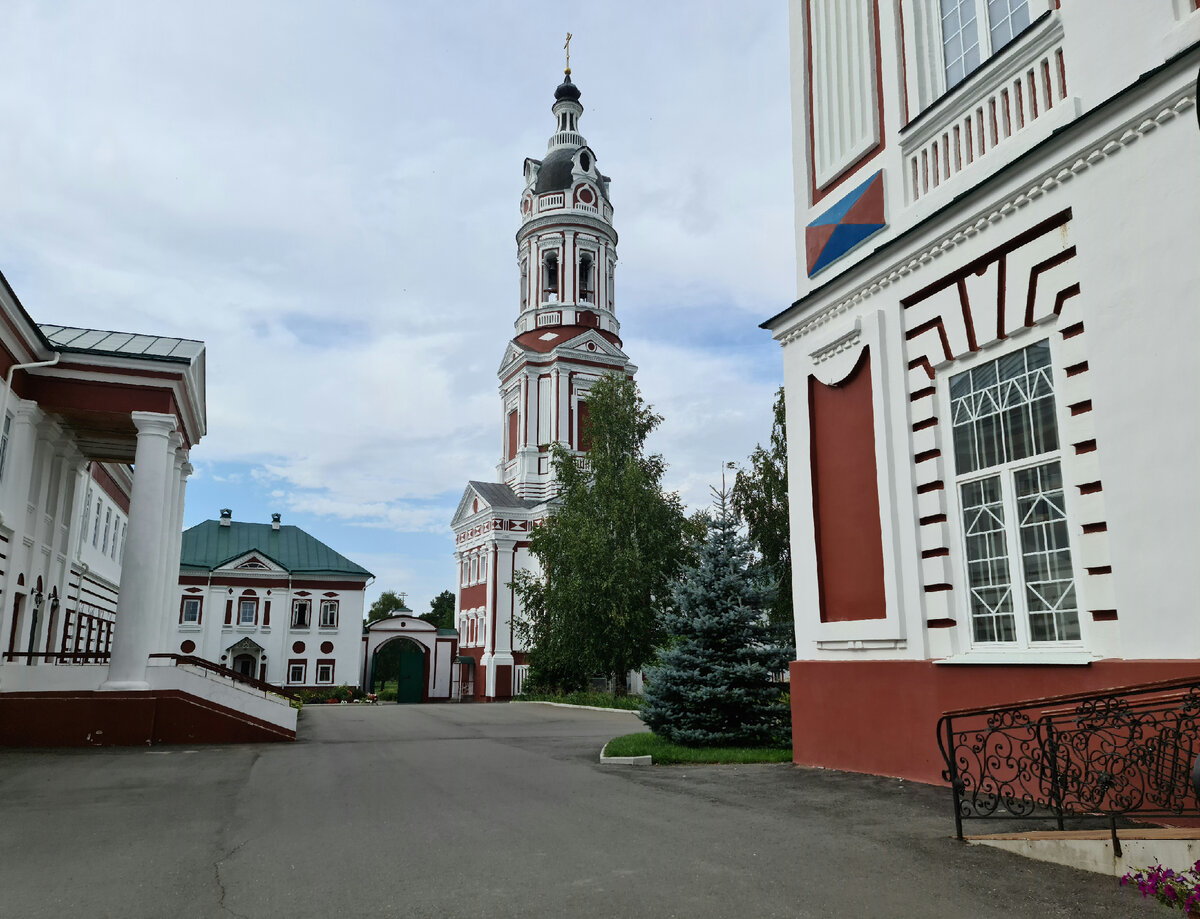 Живописные здания Троице-Сканова женского монастыря