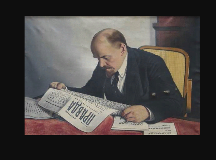 Том ленина читать. Портрет Ленина за столом. Ленин с газетой. Ленин за письменным столом. Ленин за столом.