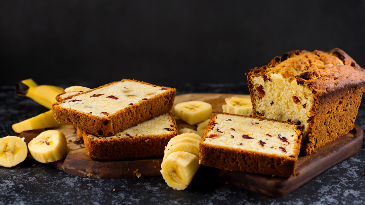 Банановый хлеб - это ароматное и вкусное лакомство, которое можно приготовить с помощью спелых бананов. Вот простой рецепт, чтобы испечь вкусный банановый хлеб: 