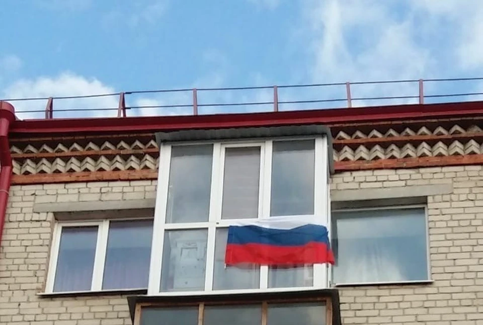 Window flags. Украшение окон Триколор. Российский флаг на балконе. Флаг России на окне. Триколор на окна.