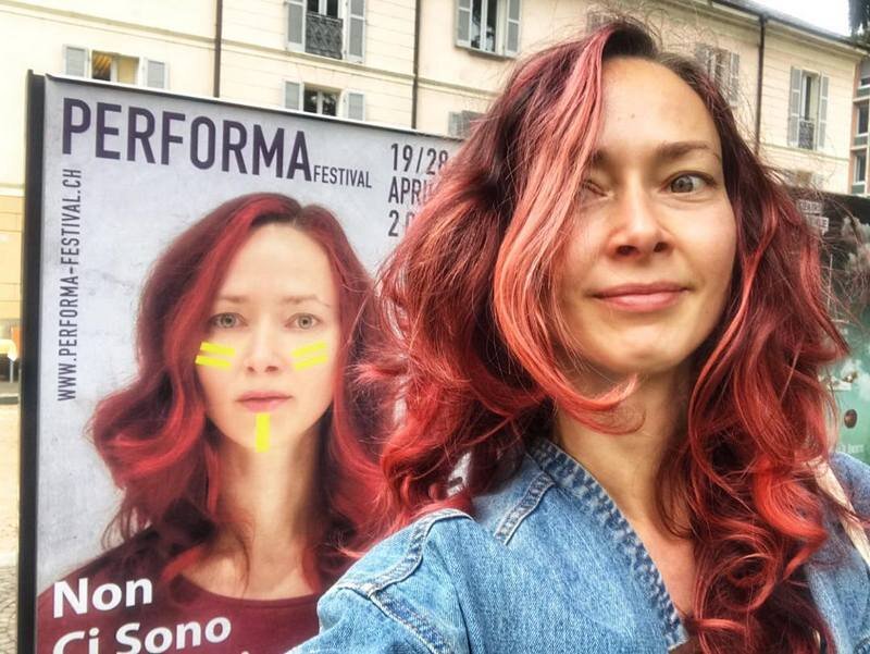 Мария в Швейцарии. На афише — анонс перформанса с ее участием 