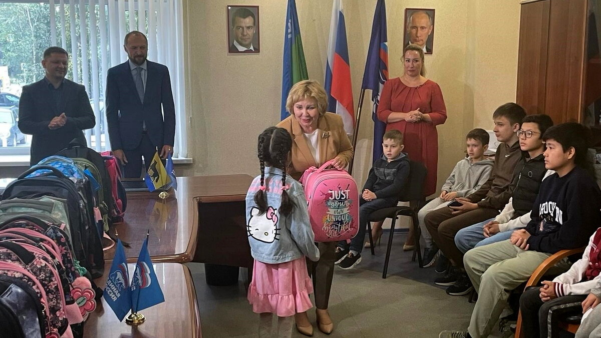    Рюкзаки к новому учебному году передали сургутским школьникам представители Команды Югры