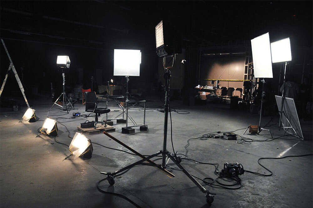 Making films. Площадка для съемок. Съемочная площадка студия. Осветительные приборы на съемочной площадке. Свет для фотосъемки.