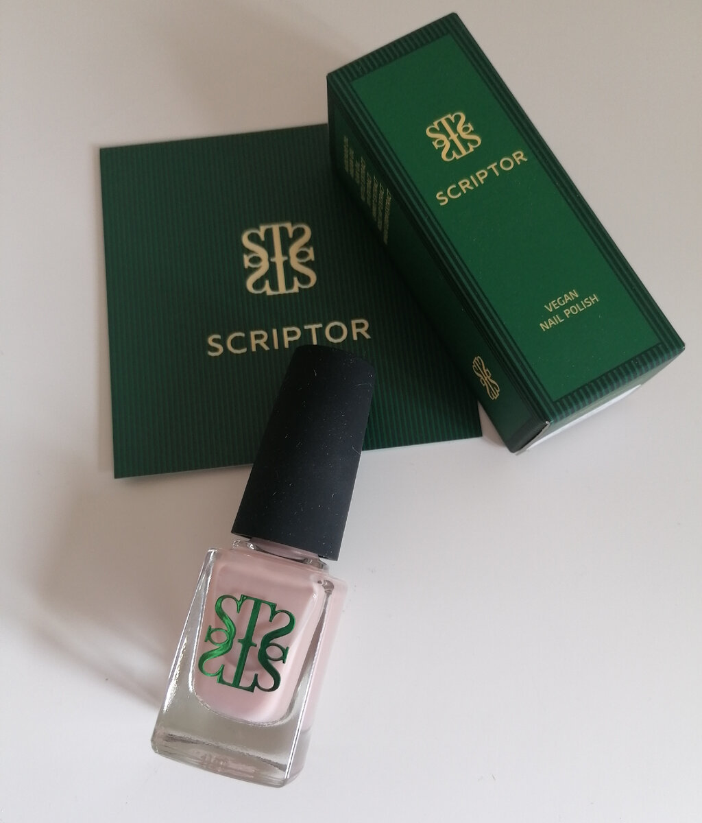 Лак, коробочка и открытка с информацией о лаке