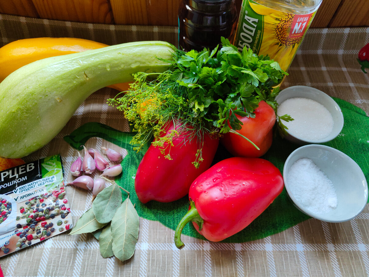 Для рецепта подойдут молодые кабачки или цуккини. Перец можно взять любого цвета, но с красным готовая закуска будет выглядеть аппетитнее 🤗