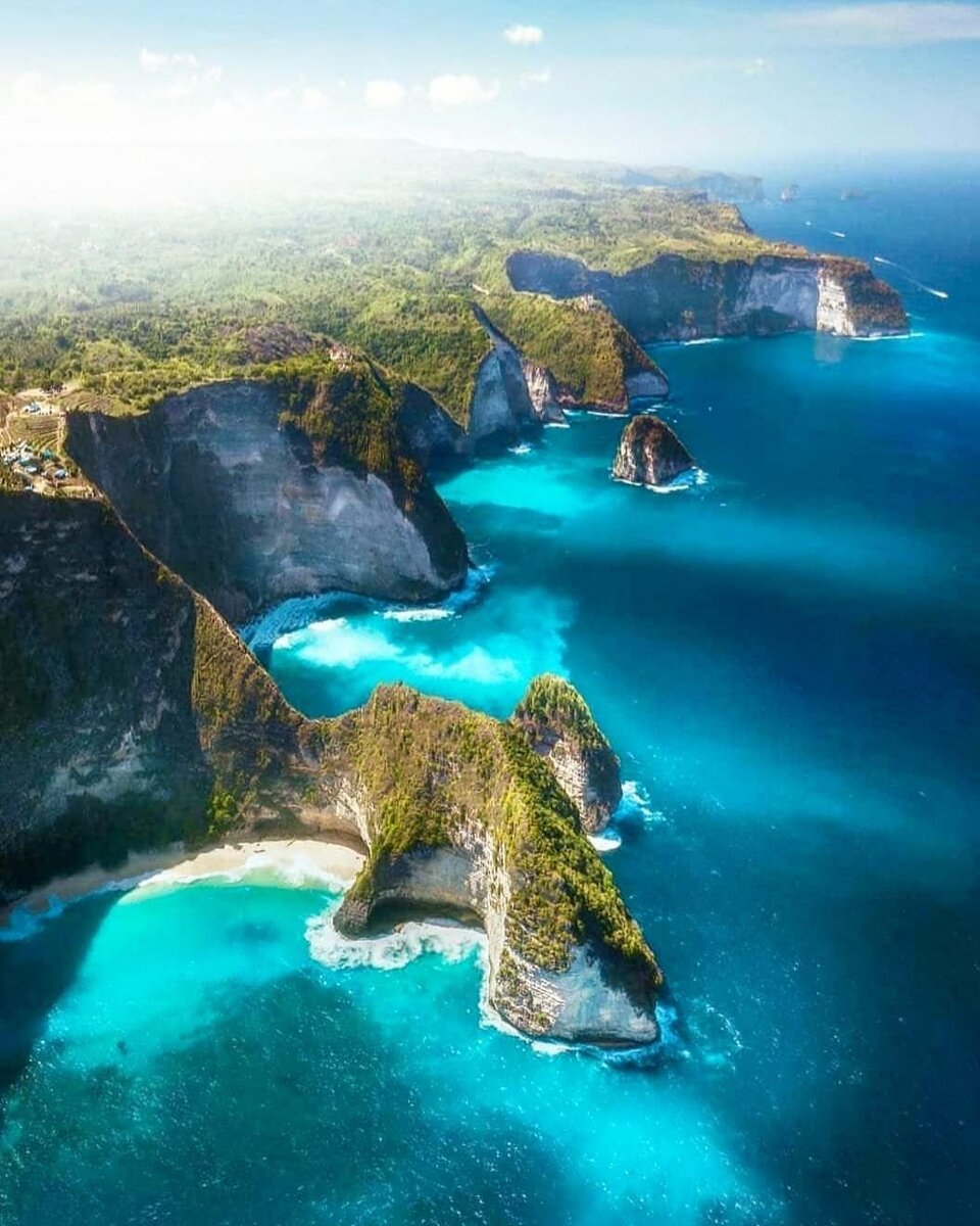 Island место. Остров Нуса-Пенида, Индонезия. Nusa Penida Бали. Бали (остров в малайском архипелаге). Пенида Айсланд Бали.