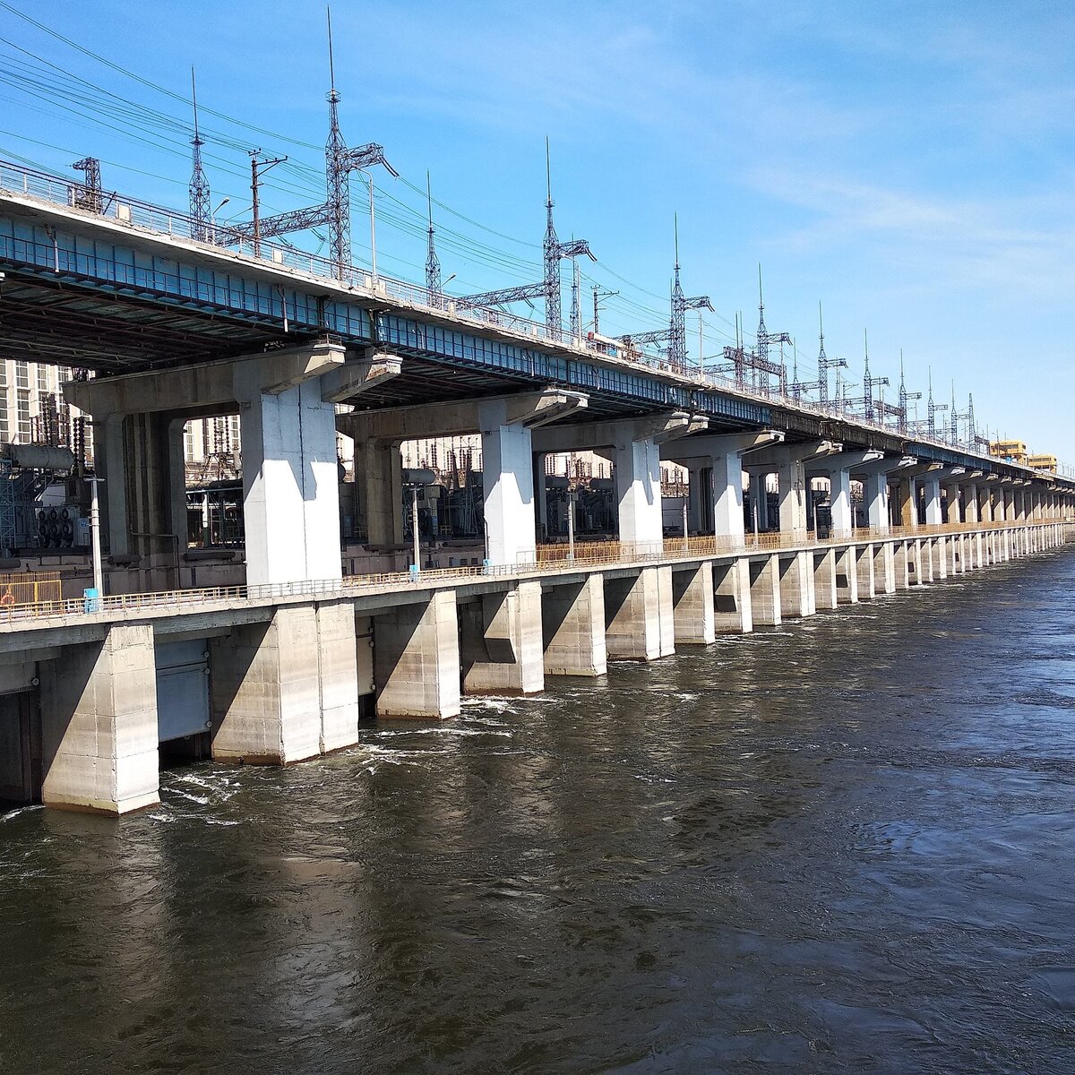 © Сайга20К / CC BY-SA 4.0 (Здание Волжской ГЭС, 2019 г.)