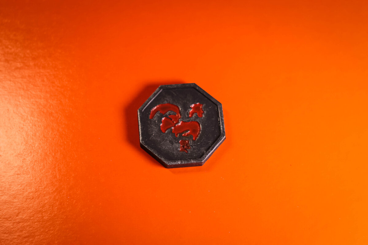 Талисман петуха — наделяет владельца левитацией и телекинезом. Был найден внутри золотого щита, найденного в Баварии, в замке короля Людвига Безумного.