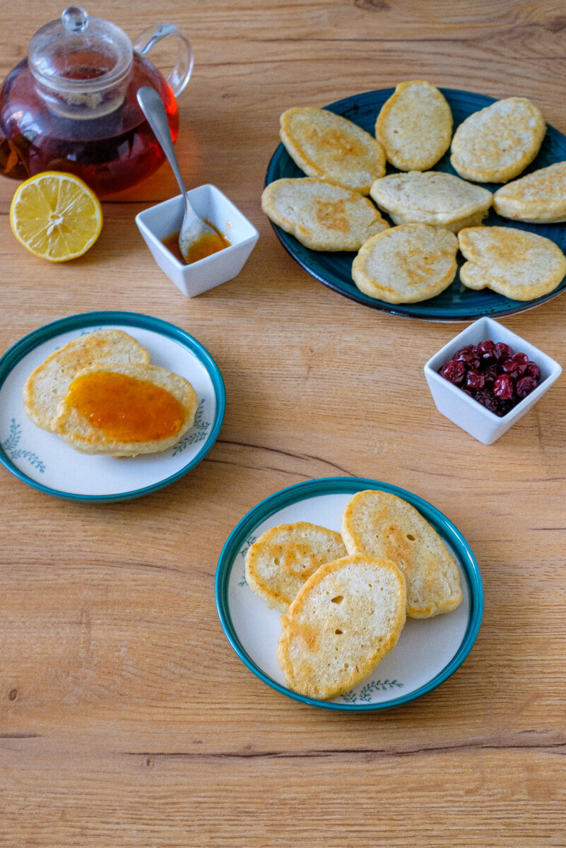 Постные блины из манки с луком и морковью