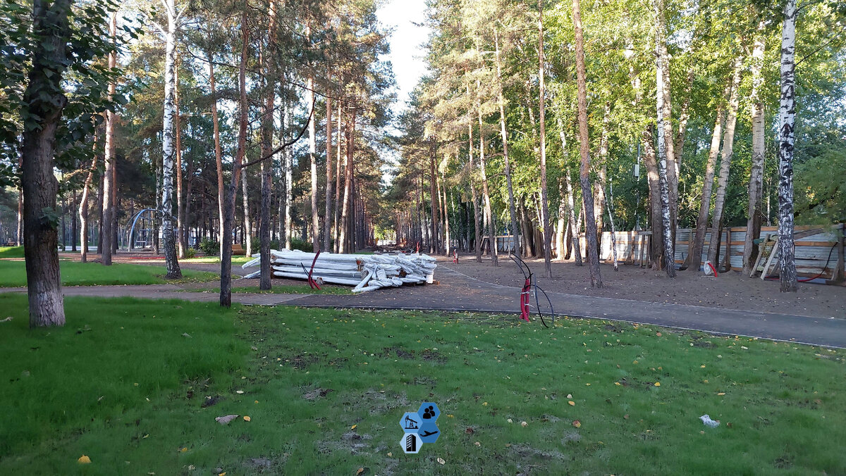 Завезли новые опоры освещения. Их будут устанавливать в места, где из-под земли выходят красные гофро-трубы с торчащими кабелями.