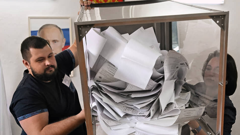 Фото: Анатолий Жданов / Коммерсантъ📷Избиркомы новых регионов посчитали, что повышенная активность избирателей позволяет прекратить голосование досрочно