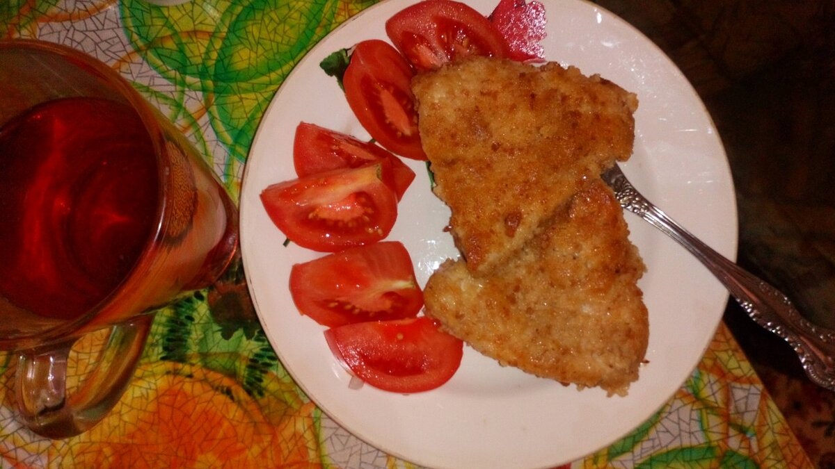 Жареные куриные бедра, помидор, чай.