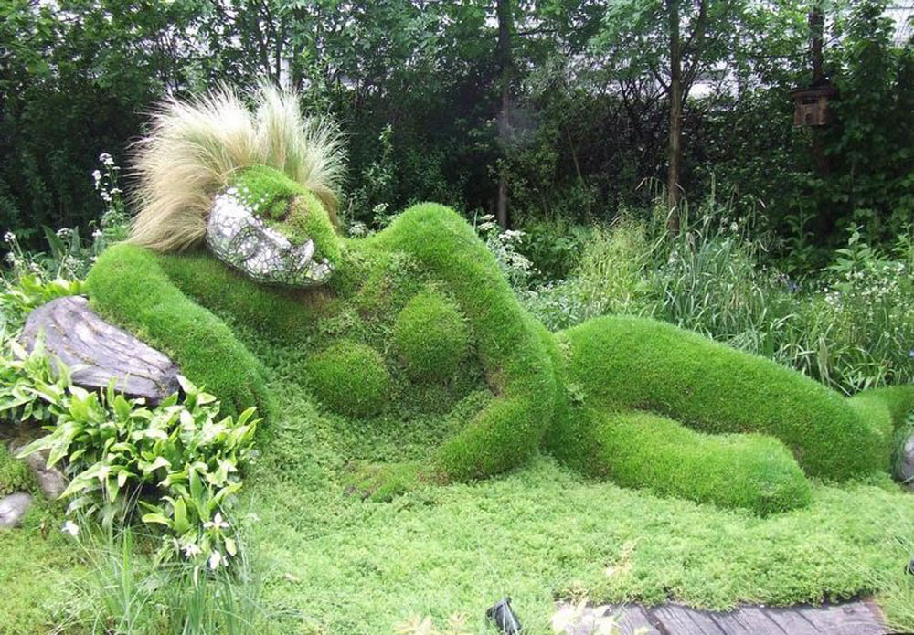 Свежая роскошь зеленых фигур в парке