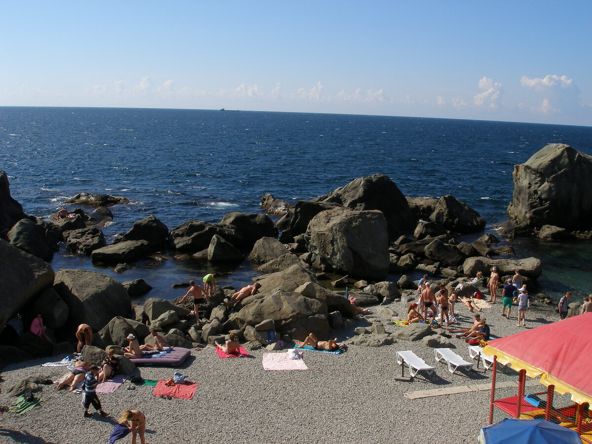На фото Детский пляж в Алупке