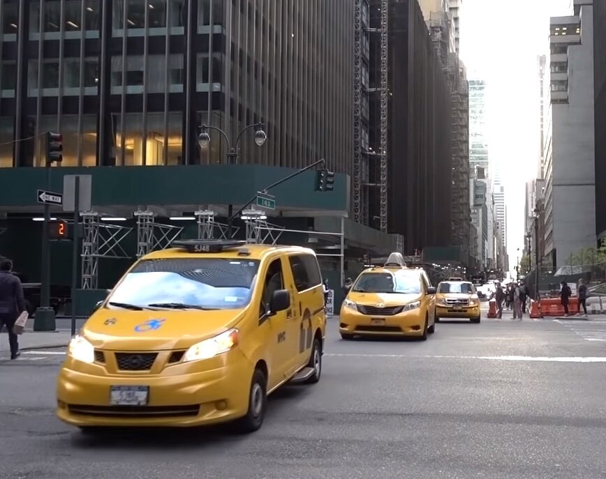 США. Нью-Йорк. такси на улице обычное дело и их реально много бывает.