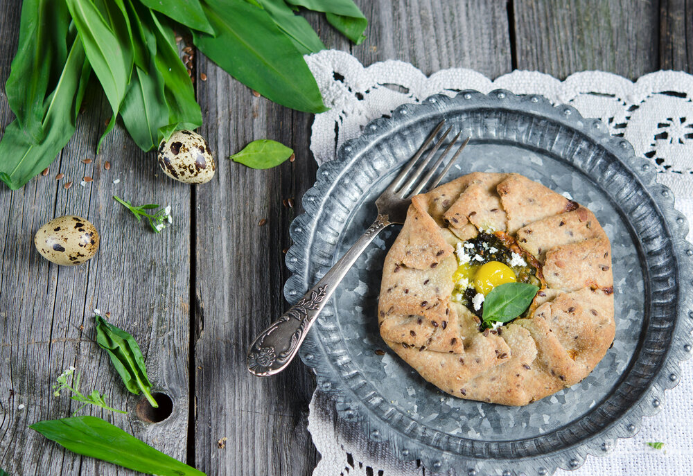 Галету с сыром и зеленью можно подать в качестве горячей или холодной закуски