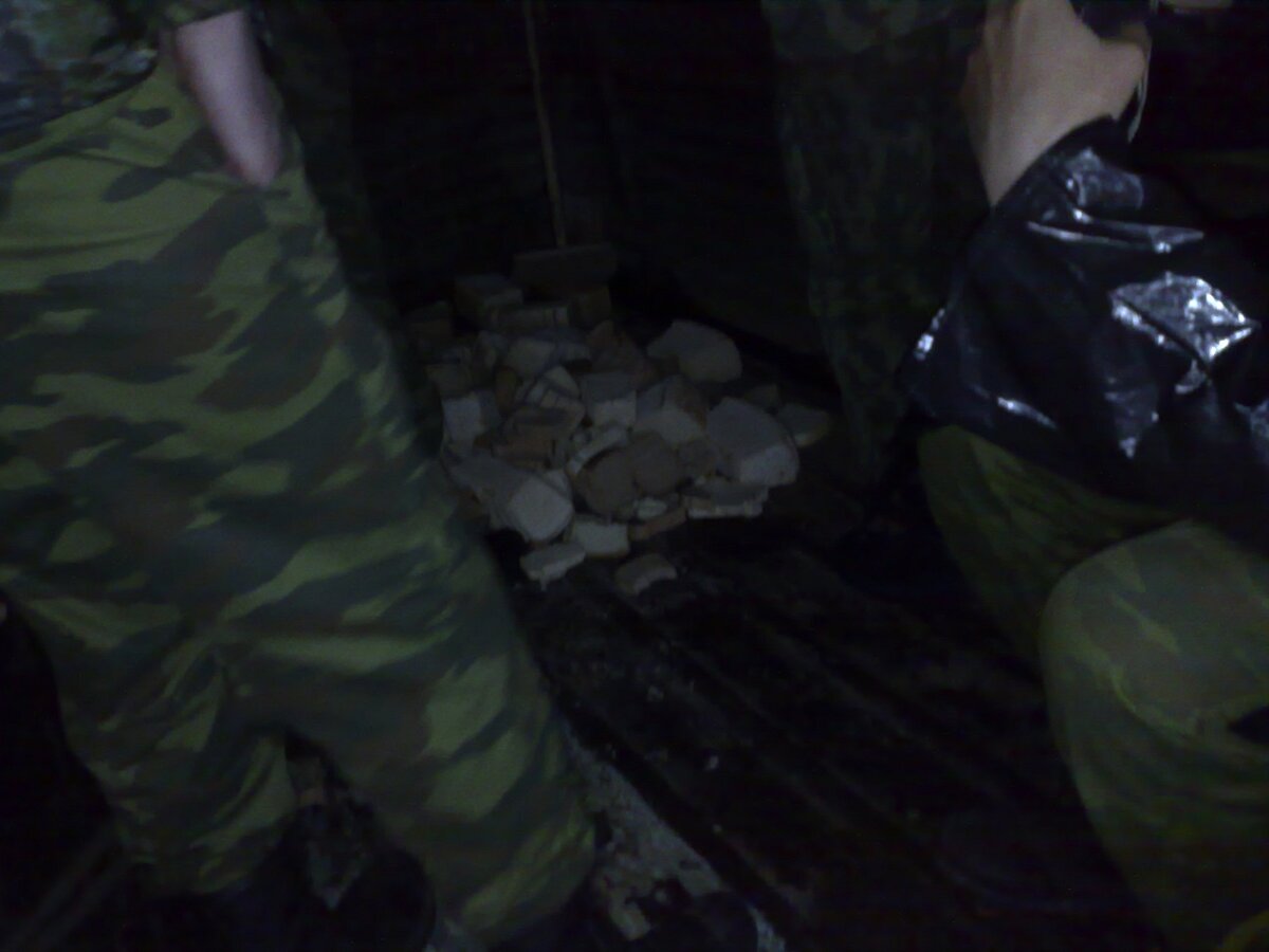 Недоеденный хлеб едет на Лакомку. В принципе, в солдасткую столовую он едет ровно таким же образом - на полу грузовика.