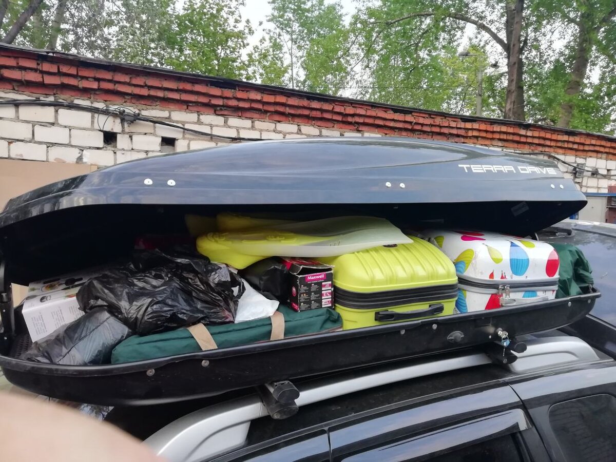 багажник исправно принял в себя внушительное количество вещей. Чемоданы среднего размера  аккуратно поместились поперек бокса. Так же были погружены и туристические принадлежности, включая палатку и многое другое.