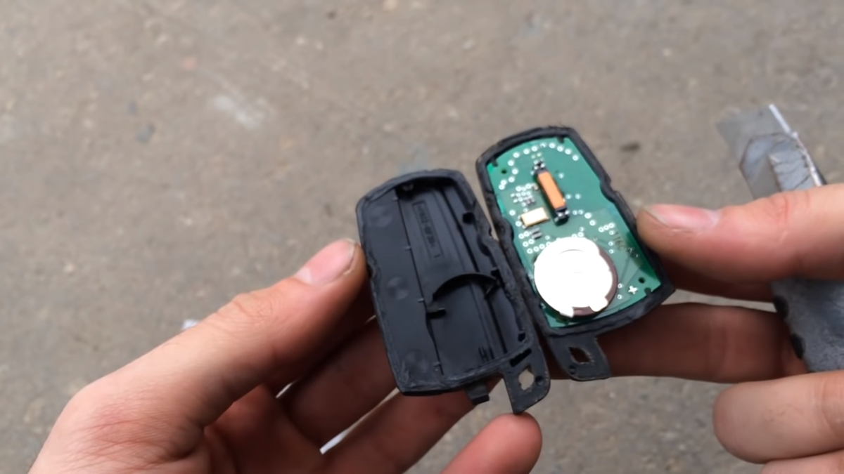 BMW 3 Series Key FOB Remote Battery Change CR2450 - YouTube
