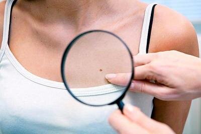 Родинка на соске встречается крайне редко. По приметам, появляется у женщин, морально и физически готовых родить малыша. Говорят, что ребенок обязательно стяжает славу, станет знаменитым и богатым.