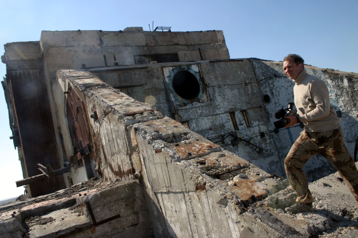 Разрушенная лазерная боевая испытательная станция комплекса "Терра-3" на полигоне Сары-Шаган (озеро Балхаш)