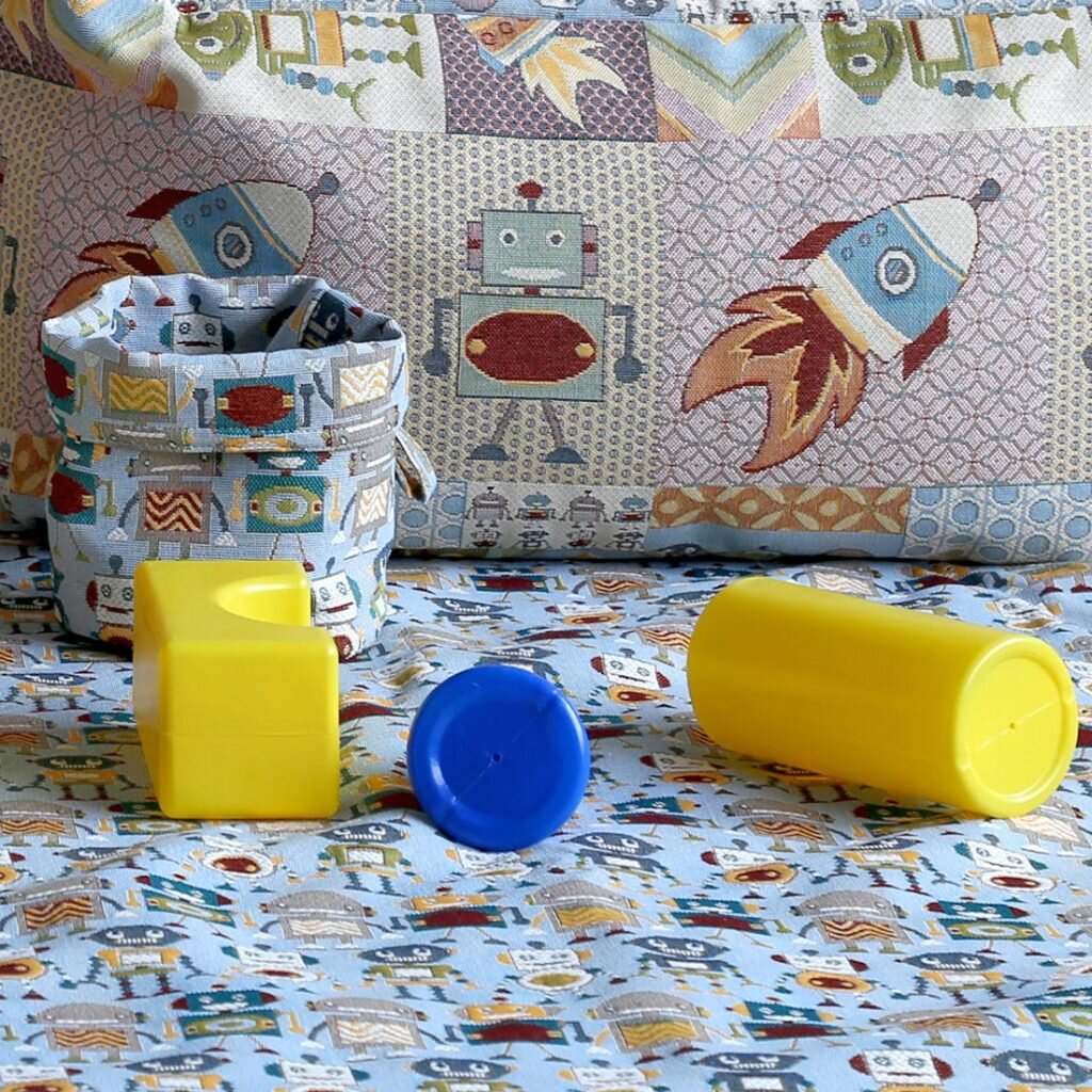  На фото: Коллекция детского текстиля и декора «Роботы»