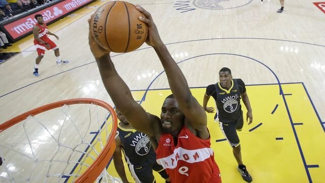 Баскетболисты Торонто имеют свой первый триумф NBA в пределах досягаемости. Они также доминировали во втором матче на стороне защитников Голден Стэйт и привели 3: 1 к играм после победы в Окленде 105: 92. Они могут отпраздновать свой исторический успех дома в понедельник. Воины уже использовали исцеленную опору Клэя Томпсона и Кевона Луни против предыдущего домашнего поражения, оставив только звезду Кевина Дюранта. А фаворит хорошо стартовал и набрал 11 очков в первой четверти.

Лидерство поддерживало дом до третьей части. Но в 61:59 пришло ослабление, и линия Торонто 18: 3 взяла под контроль. В третьей четверти рапторов они набрали 37 очков, из которых 17 Kawhi Leonard. Напротив, они сами улучшили свою оборону, и воины, в дополнение к Томпсону и Стивену Карри, использовали большинство пунктов.

Таким образом, несмотря на его инвалидность, у Томпсона было 28 очков и шесть тройных попаданий, Карри добавил 27 очков, но никто больше не записал больше десяти очков. По крайней мере, Дреймонд Грин пропустил единственный отскок к тройному дублю, когда он добавил девять подборов и 12 передач на 10 очков.

Торонто снова вытащил Кавхи Леонарда, который набрал 36 очков, став первым игроком в истории, который набрал 30 или более очков в 14 играх в одном плей-офф. Еще 20 очков дали Серж Ибака и 19 Паскаль Сиам.