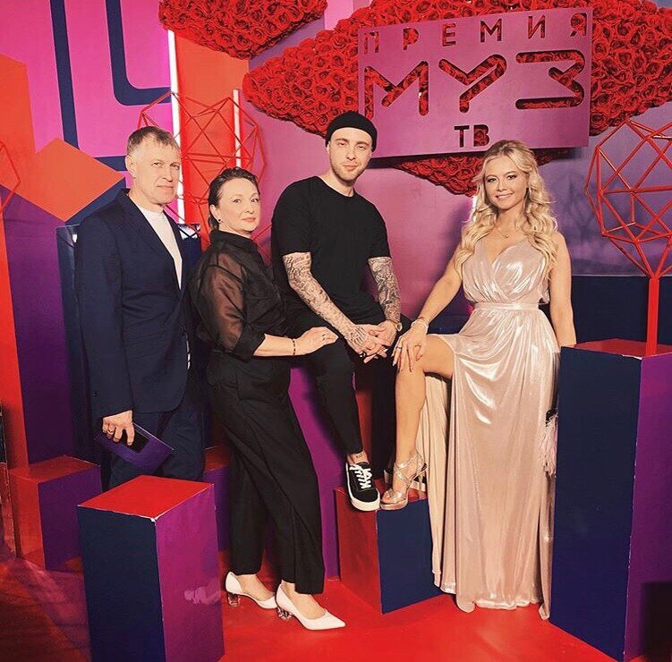 Егор Крид со своей семьей на церемонии