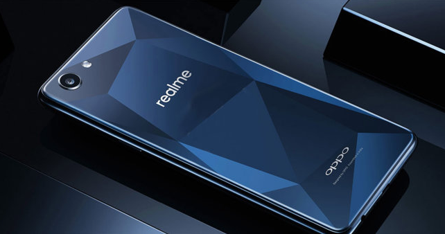 Первый смартфон Realme предлагал за 206$ огромное количество памяти (6/128), хорошую производительность (Mediatek Helio P60) и FullHD+ дисплей без вырезов.  