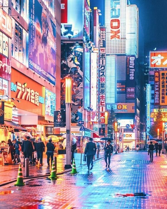 Принцип Парето учит, как при меньших затратах достигать максимального результата. Важно вкладывать наши силы, деньги, время только в самые выгодные предприятия, которые стопроцентно принесут прибыль. 80 % результата обеспечивает 20% условий — как мы можем применять этот принцип в повседневной жизни? Отобрать для разработки именно те максимально выгодные 20 %. Самые главные принципы использования правила 80\20 для оптимизации жизни:
- Выделить причины, которые являются 20 % наиболее потенциальных причин.
- Заострить внимание именно на этих причинах для получения 80 % результата.
Под это правило можно подвести любой аспект вашей жизни. Вот несколько примеров:
Тратьте больше времени на самое важное: 20% отношений - 80% ценности.
По жизни мы обрастаем огромным количеством социальных связей. И только их небольшая часть является действительно значимой для нас в духовном плане. Это отношения с семьей, близкими друзьями. Отдавайте развитию и поддерживанию этих отношений больше времени. Вместо ни к чему не обязывающего общения в чате потратьте эти два часа на общение со старым другом - это принесет вам намного больше положительных эмоций.
2. Сосредоточьтесь на незабываемых моментах: 20% времени - 80% воспоминаний.
Огромное количество ежедневного времяпрепровождения дает нам не так много прекрасных воспоминаний. "Даже и вспомнить особенно нечего" - сколько раз вы говорили так после бессмысленной вечеринки? Сосредотачивайтесь на отношениях с самыми дорогими вам людьми, на посещении действительно незабываемых для вас событиях.
3. Вкладывайте свое время в важные для вас книги: 20% книг - 80% ценности.
То, что некоторые книги действительно сыграли роль в вашей жизни, а на другие вы только зря потратили часы, бесспорно. Ценные для вашего развития и эмоционального, эстетического, духовного воспитания книги должны занимать в вашей жизни больше места, чем бесполезная бульварная пресса. Кроме того, если некоторые книги, прочитав, хочется побыстрее выкинуть из памяти, то другие полезно перечитывать по много раз. Вместо глупого романа или банального детектива всегда лучше потратить время на перечитывание той книги, которая даст вам пищу для ума и откроет свои новые грани.
4. Выделяйте только важное и отбрасывайте остальное: 20% содержания - 80% ценности.
Из чтения мы извлекаем много важных жизненных уроков, ведь это огромный опыт, накопленный поколениями. С помощью книг мы примеряем на себя отношения, ситуации, места, чувства.
Книги часто содержат слишком много информации: второстепенных сюжетных линий, личной авторской информации, определений, историй создания и разработки и т. п. Научитесь выделять для себя самое важное, самое главное, что вас на данный момент интересует.
Этот принцип применим и к статьям, и к постам.
5. Избавляйтесь от хлама: 20% вещей- 80% пользы.
Только малая часть вашего имущества вами используется постоянно. Большинство вещей просто захламляют рабочее место, автомобиль или гардероб. Оставляйте только самые необходимые вещи, остальные уберите подальше или выбросите, и возьмите на вооружение правило: если ты что-то не одевал или не использовал в течении двух лет - это тебе не нужно.
6. Тратьте больше времени на изучение того, что вам нужно: 20 % средств - 80% пользы.
Компьютер, например. 20% установленного программного обеспечения используются 80% времени. Если это - ваш рабочий инструмент, не жалейте времени на его детальное изучение - вы можете открыть множество полезных для вас функций. Изучайте детали, горячие клавиши, ищите инструкции и новинки в сети.
7. Составьте список бесполезных действий и избавляйтесь от них: 80% действий дают только 20% ценности.
Перечислите все ваши ежедневные дела. Сколько из них дало результат? Проанализируйте рабочий план. Сколько пунктов можно их него выбросить без вреда для конечного итога? Без страха отказывайтесь от лишних движений.
  
