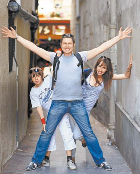 Денис с семьей