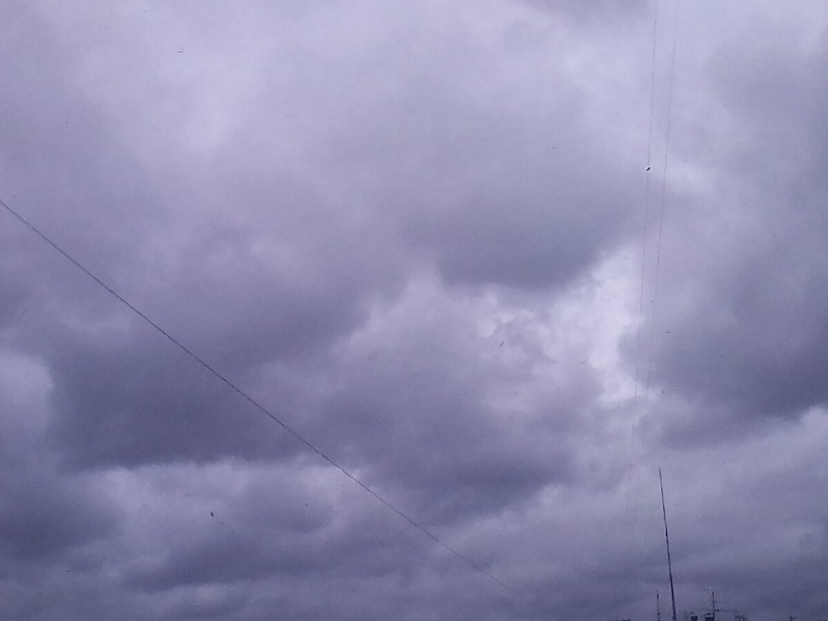 Все лето ходят такие тучи, не позагораешь!!!