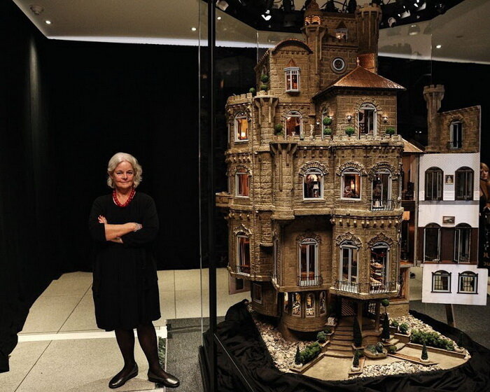 

Кукольный домик за $8,5 млн
Пожалуй, нет ни одного взрослого, которого бы не впечатлил этот кукольный домик. Он был построен почти 30 лет назад, но и сегодня сложно представить себе что-то более фантастическое. 29 комнат, более 10 тысяч различных предметов мебели, работающие камины и миниатюрные картины маслом, зеркала и золотые ювелирные украшения на столике будуара, текстиль и крохотные книжные полки с изданиями, которым уже более столетия…