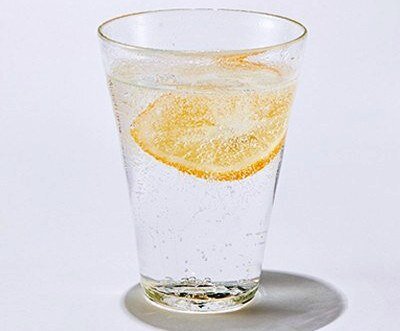 Стакан газированной воды с лимоном