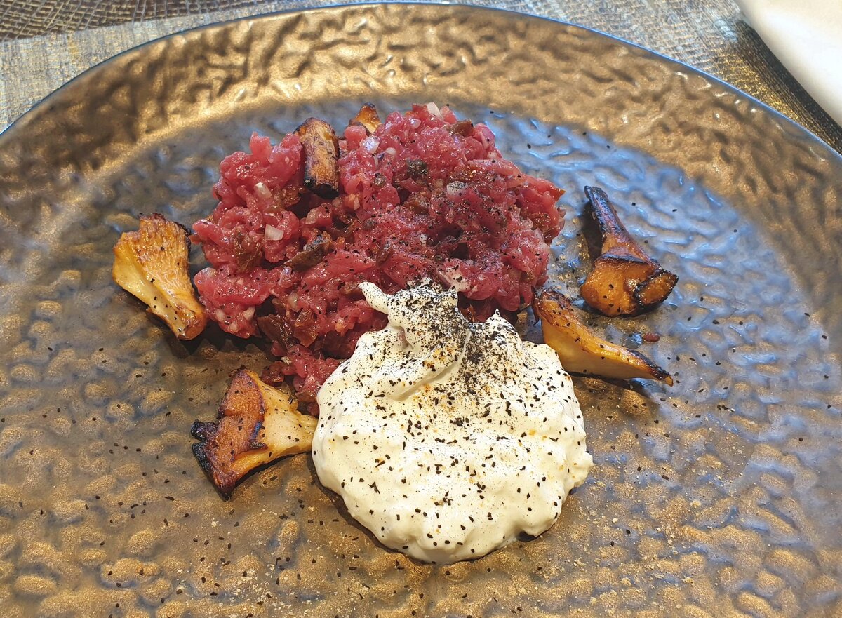 Тартар с лисичками и страчателлой. 490 рублей.