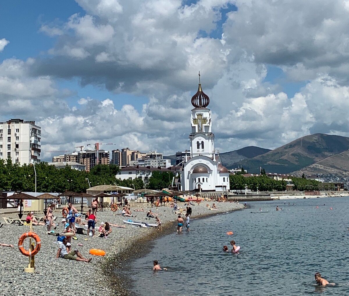 Погулять новороссийске. Новороссийск Краснодарский край. Новороссийск набережная Адмирала Серебрякова 45. Набережная им Адмирала Серебрякова 9 Новороссийск. Море Новороссийск Novorossiysk достопримечательности.