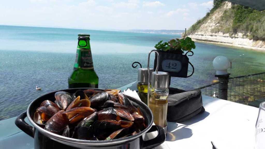 Где в Болгарии поесть мидий, которые "только что прыгали" - конечно же в глубокой пропасти под названием Дълбока