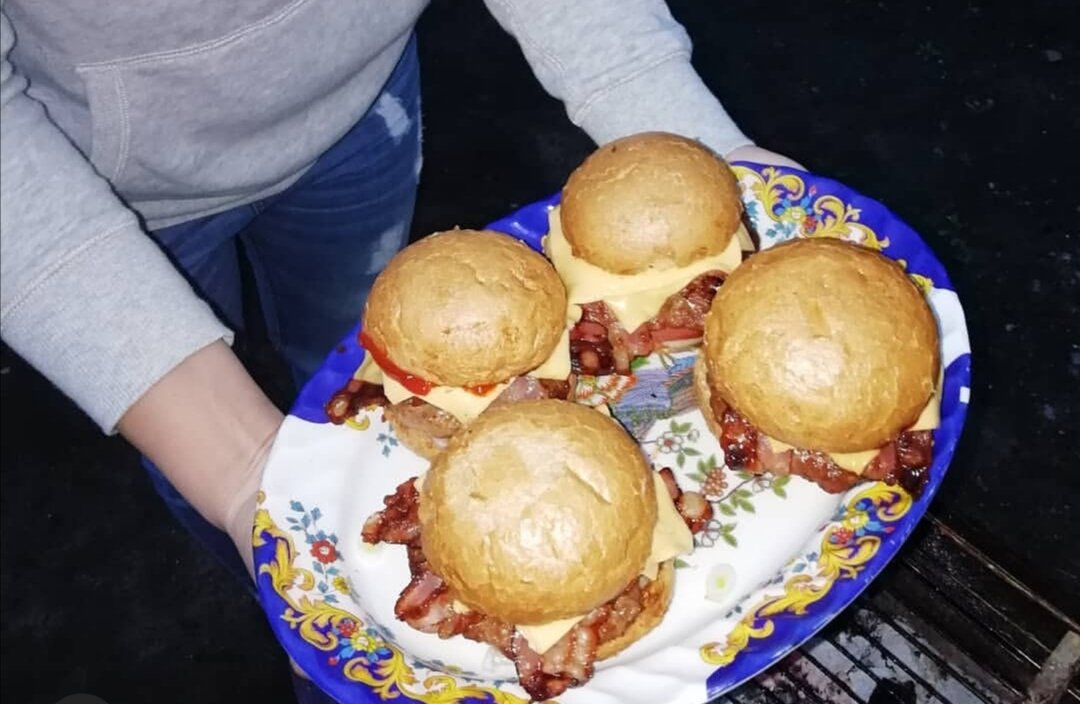 Бургеры домашние, приготовленные на мангале.