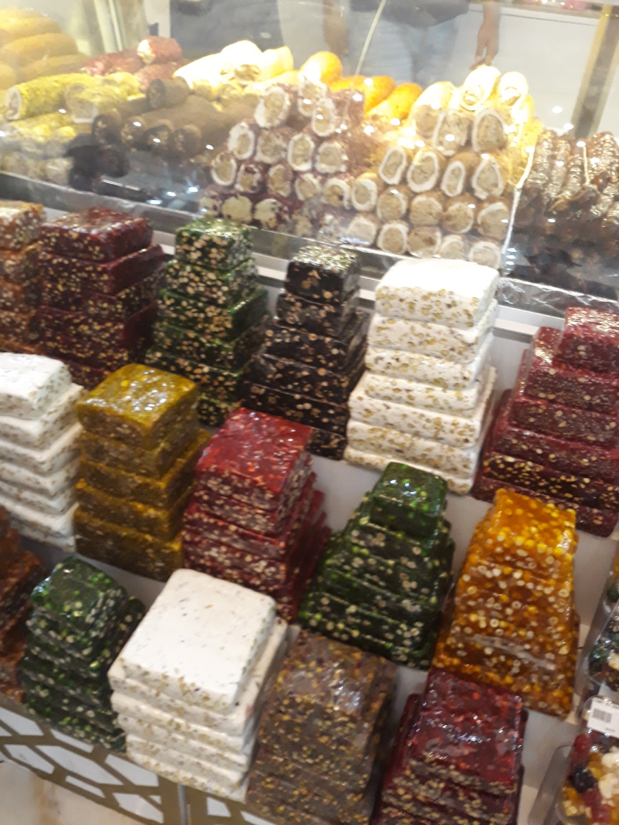 Вот такая горка есть в ТЦ Alanyum .Прямо по середине магазина,не пропустите.