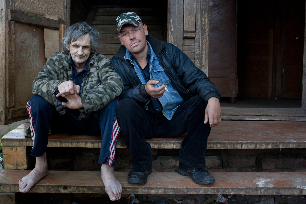 Деревенская пьянка. Алкаши в деревне. Мужчина в деревне. Деревенские жители. Сельский парень.