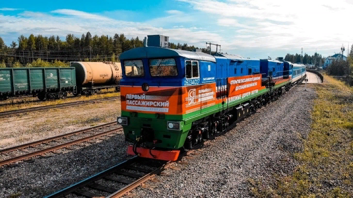 27 июля стало историческим днем в истории Российских железных дорог. В этот день первый пассажирский поезд пришел на станцию Нижний Бестях, что находится на противоположном от Якутска берегу Лены.