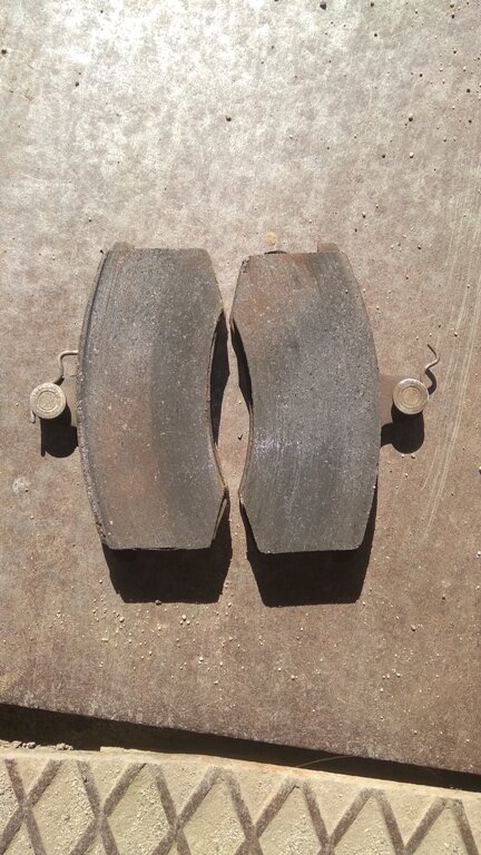 Отломились пружинки на обеих колодках так что они невозможно бренчали.