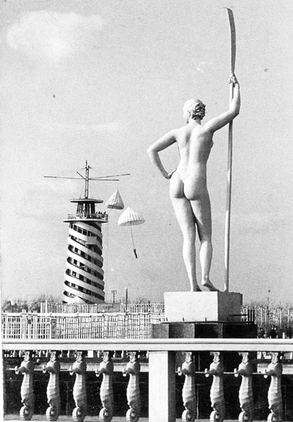 Девушка с веслом в Парке Горького 