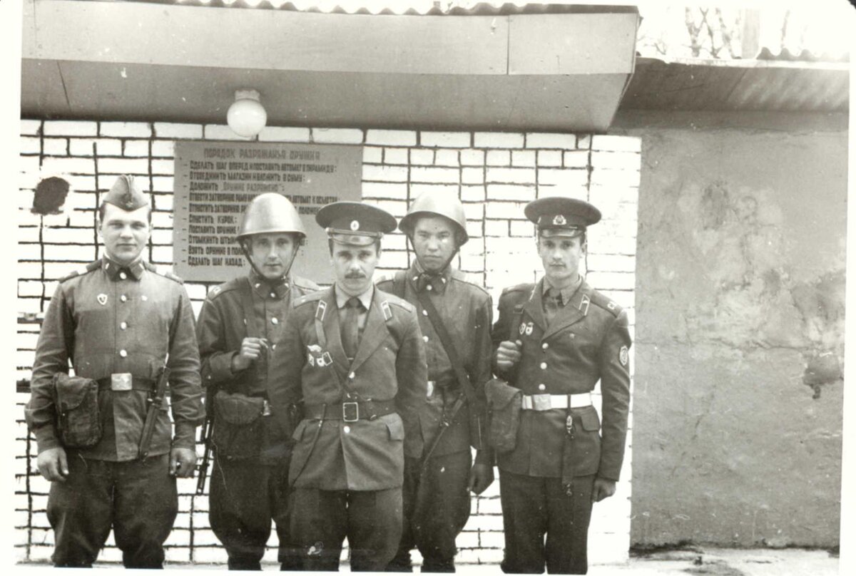 С весны 1981 года караул в ГСВГ стал одевать каски...