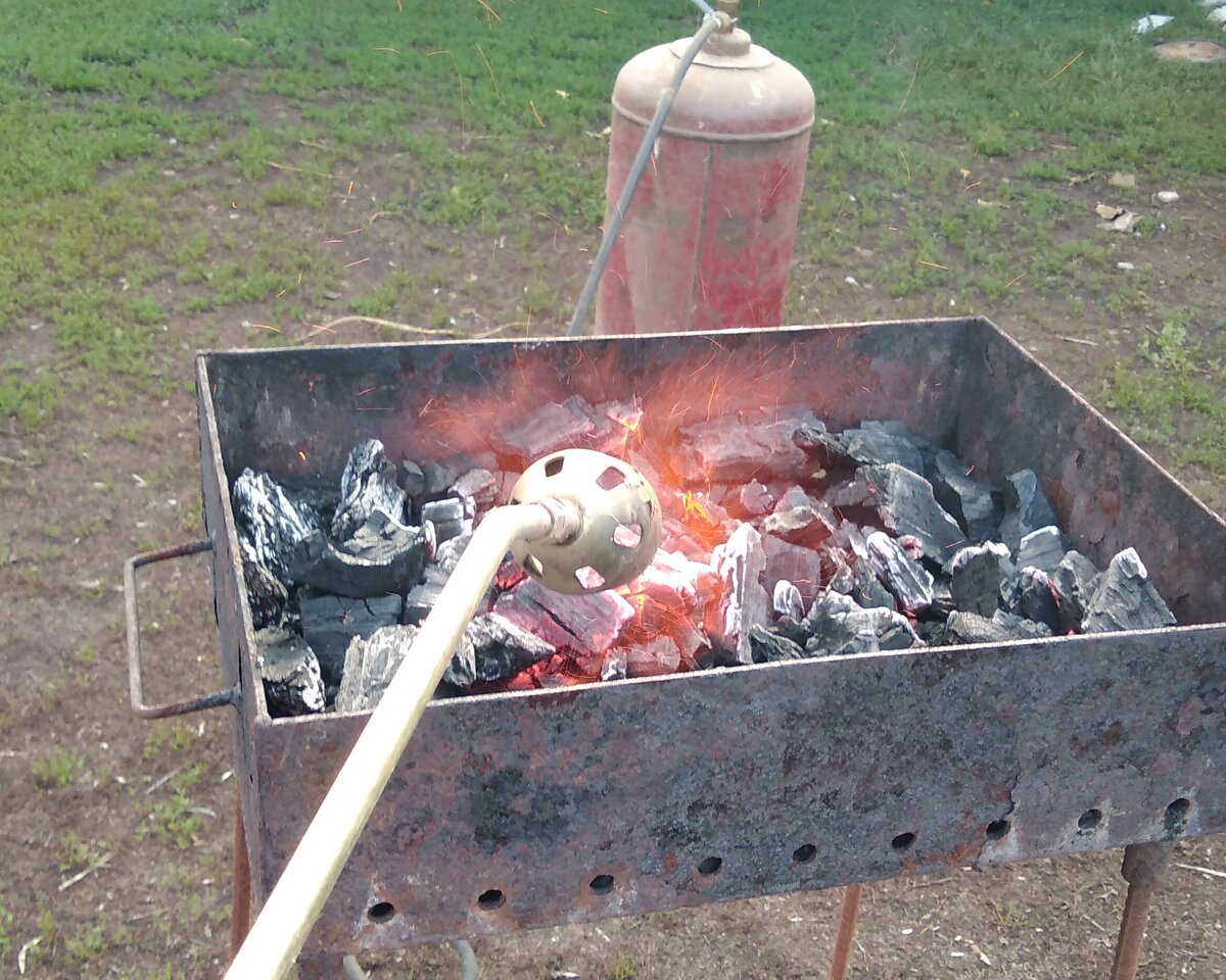 Как разжечь угли для шашлыка с розжигом. Шашлык на мангале. Разжигание мангала для шашлыка. Розжиг для мангала. Для розжига углей для мангала.