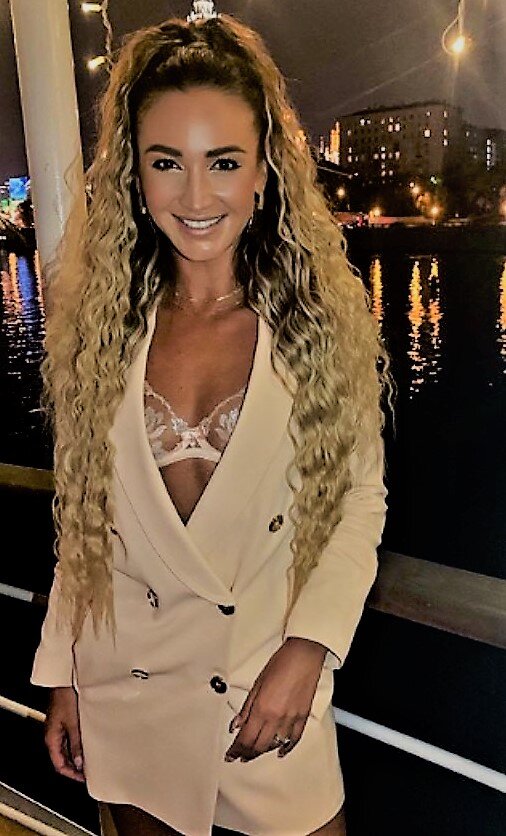 Бузова в ресторане.