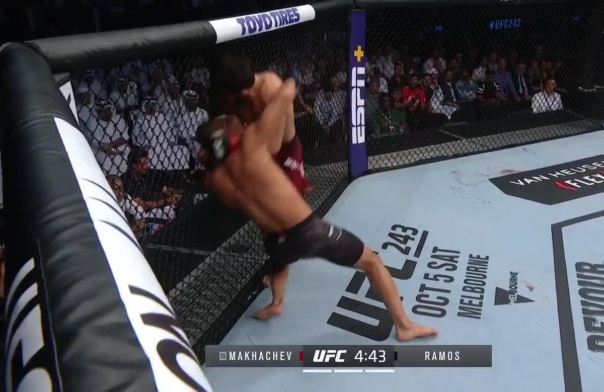 Бои прямой трансляция абу даби. Ислам махачев чарльз оливейра. Бои прямой трансляция абу даби. Альберт дураев роман копылов. Ufc 280 махачев оливейра.