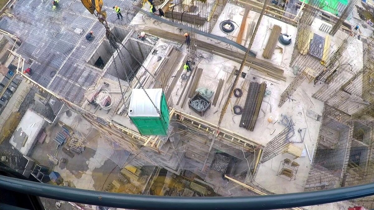 Особые умельцы краном поднимают биотуалет на возводимый этаж